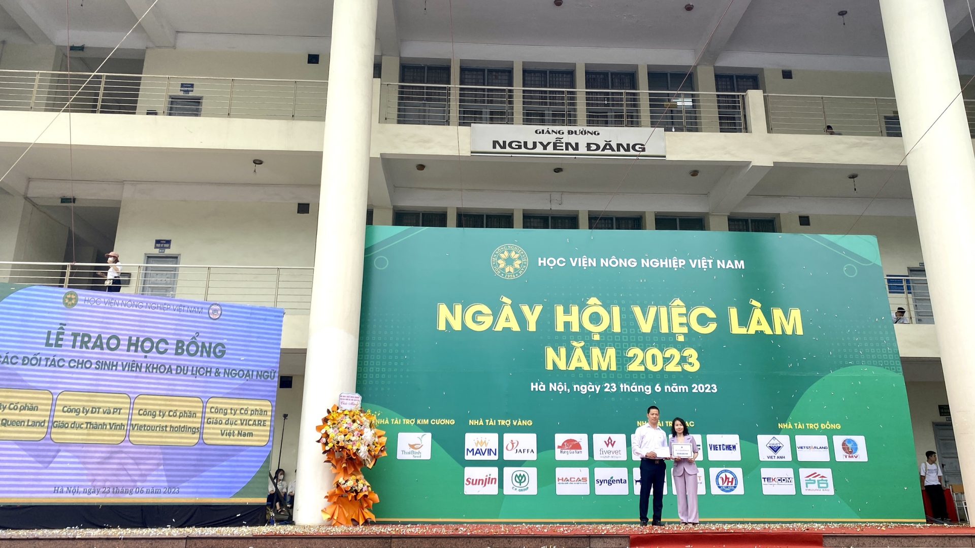 Sinh viên Khoa Du lịch và Ngoại ngữ nhận học bổng từ các Công ty, Doanh nghiệp